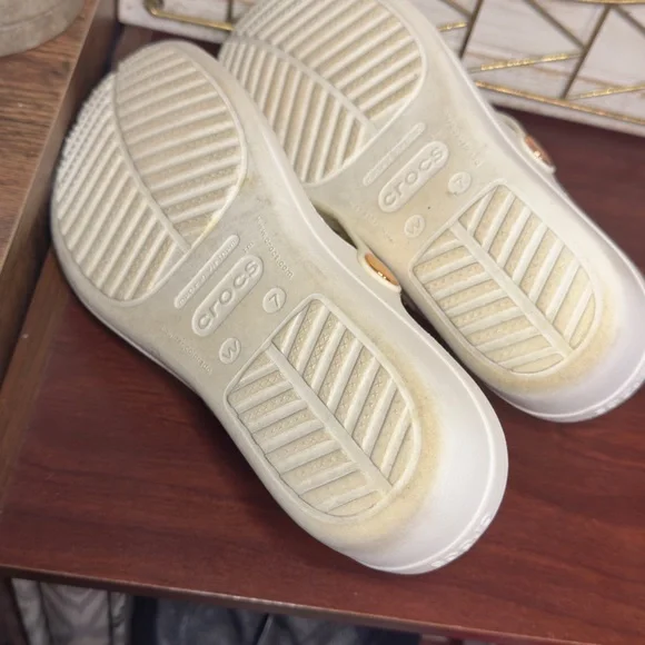 Crocs Sz 7 Cream Sandals - Picture 3 of 3